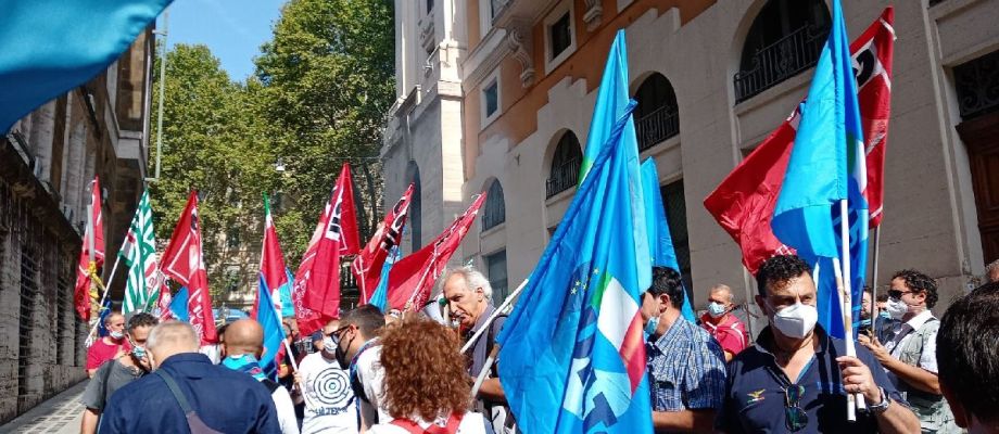 Poste Italiane. Sindacati uniti chiedono incontro al Ministero